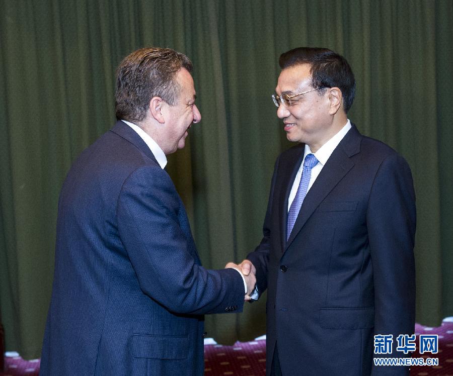 6月21日，國務院總理李克強在希臘克里特省首府伊拉克利翁會見省長阿爾納烏塔基斯。 新華社記者 王曄 攝 