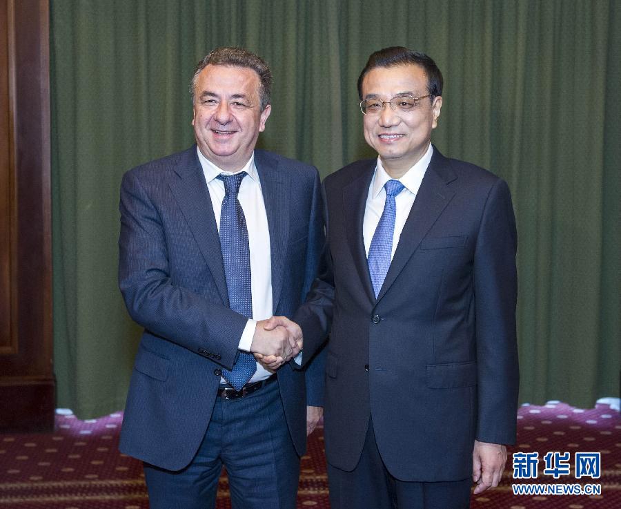 6月21日，國務院總理李克強在希臘克里特省首府伊拉克利翁會見省長阿爾納烏塔基斯。 新華社記者 王曄 攝