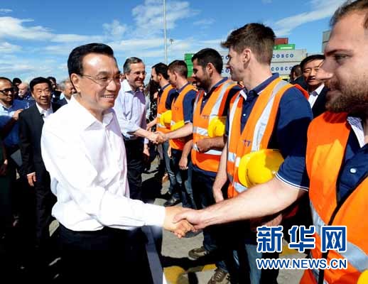 6月20日，國(guó)務(wù)院總理李克強(qiáng)與希臘總理薩馬拉斯共同考察中國(guó)遠(yuǎn)洋運(yùn)輸集團(tuán)比雷埃夫斯集裝箱碼頭。這是李克強(qiáng)和薩馬拉斯來(lái)到3號(hào)碼頭，同碼頭工人親切交流。新華社記者 李濤 攝 