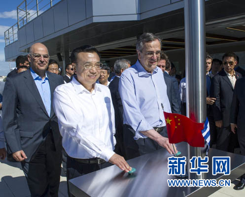 這是李克強(qiáng)與薩馬拉斯共同發(fā)出指令，一列滿載中國(guó)貨物的列車(chē)緩緩駛出比雷埃夫斯港，開(kāi)往中東歐目的地。新華社記者 王曄 攝