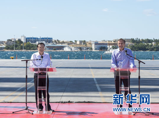 這是李克強(qiáng)和薩馬拉斯在3號(hào)碼頭發(fā)表講話。新華社記者 王曄 攝