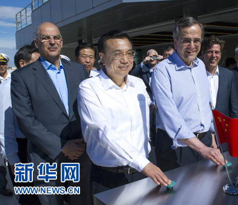 這是李克強(qiáng)與薩馬拉斯共同發(fā)出指令，一列滿載中國(guó)貨物的列車(chē)緩緩駛出比雷埃夫斯港，開(kāi)往中東歐目的地。新華社記者 王曄 攝