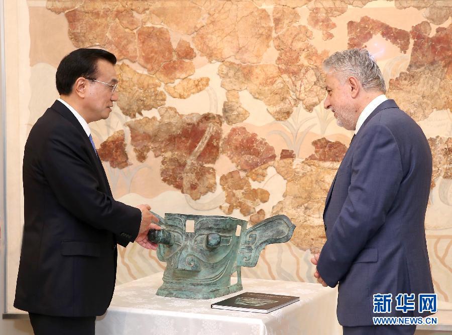 6月21日，國(guó)務(wù)院總理李克強(qiáng)與希臘總理薩馬拉斯共同出席希臘伊拉克利翁博物館新館開館儀式并發(fā)表講話。這是李克強(qiáng)向伊拉克利翁博物館贈(zèng)送三星堆出土文物復(fù)制品。新華社記者 龐興雷 攝 