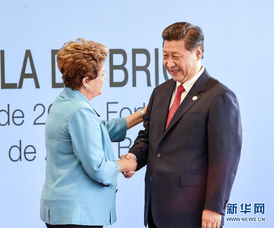 7月15日，國(guó)家主席習(xí)近平在巴西福塔萊薩出席金磚國(guó)家領(lǐng)導(dǎo)人第六次會(huì)晤。這是巴西總統(tǒng)羅塞夫迎接習(xí)近平主席。 新華社記者 李學(xué)仁 攝  