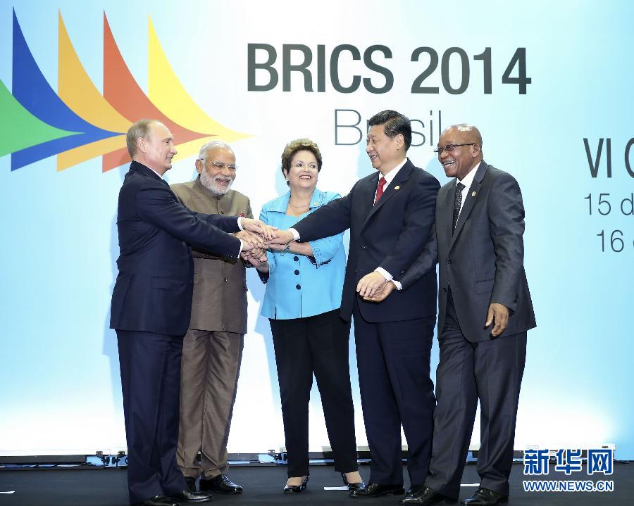 7月15日，國(guó)家主席習(xí)近平在巴西福塔萊薩出席金磚國(guó)家領(lǐng)導(dǎo)人第六次會(huì)晤。這是金磚國(guó)家領(lǐng)導(dǎo)人集體合影。 新華社記者蘭紅光攝 