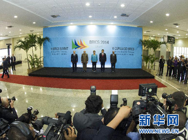 7月15日，國(guó)家主席習(xí)近平在巴西福塔萊薩出席金磚國(guó)家領(lǐng)導(dǎo)人第六次會(huì)晤。這是金磚國(guó)家領(lǐng)導(dǎo)人集體合影。 新華社記者王曄攝