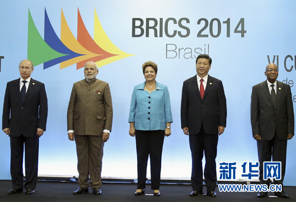  7月15日，國(guó)家主席習(xí)近平在巴西福塔萊薩出席金磚國(guó)家領(lǐng)導(dǎo)人第六次會(huì)晤。這是金磚國(guó)家領(lǐng)導(dǎo)人集體合影。 新華社記者蘭紅光攝