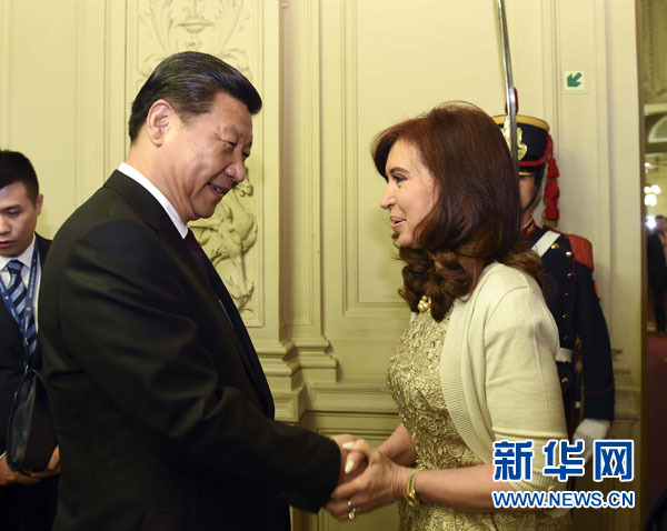 當(dāng)?shù)貢r間7月18日，國家主席習(xí)近平在布宜諾斯艾利斯同阿根廷總統(tǒng)克里斯蒂娜舉行會談。這是會談開始前，克里斯蒂娜在總統(tǒng)府為習(xí)近平舉行隆重歡迎儀式。新華社記者 李學(xué)仁 攝