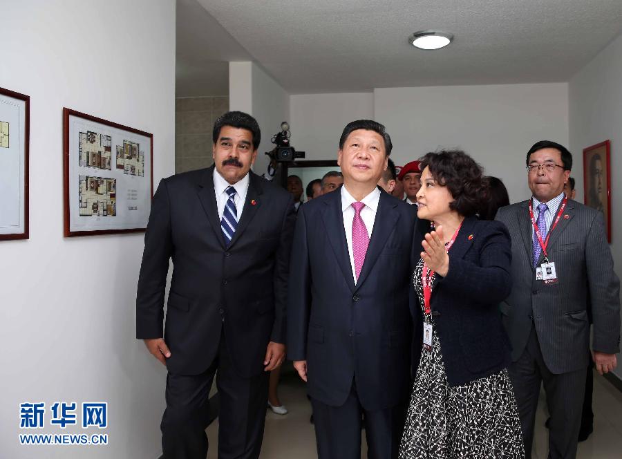 當(dāng)?shù)貢r(shí)間7月21日，國(guó)家主席習(xí)近平在委內(nèi)瑞拉總統(tǒng)馬杜羅陪同下在加拉加斯參觀蒂烏娜社會(huì)住房項(xiàng)目。 新華社記者 蘭紅光 攝
