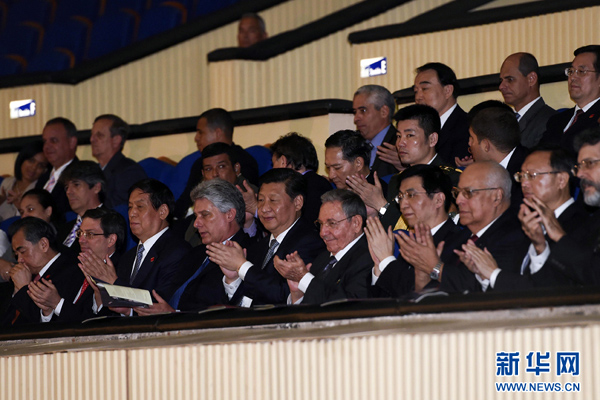      出當(dāng)?shù)貢r(shí)間7月22日，國(guó)家主席習(xí)近平在哈瓦那與古巴國(guó)務(wù)委員會(huì)主席兼部長(zhǎng)會(huì)議主席勞爾&middot;卡斯特羅共同觀看中古芭蕾舞聯(lián)合演出。新華社記者李學(xué)仁攝 