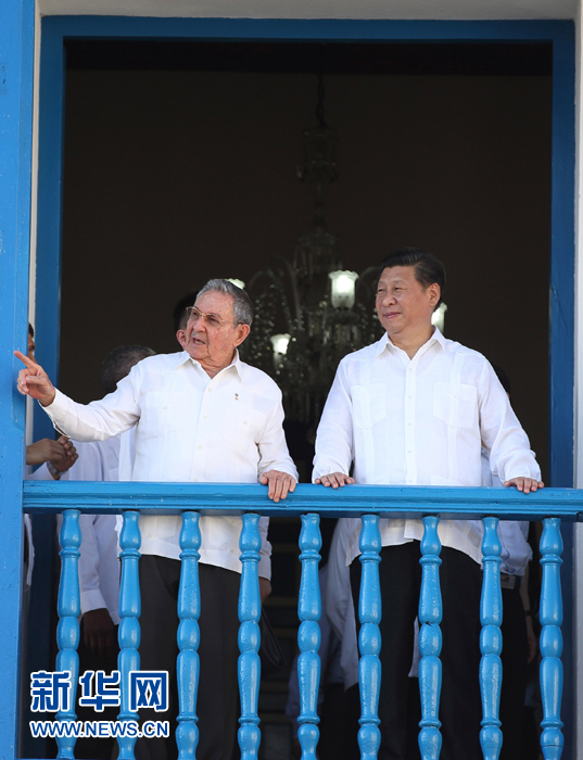 這是習(xí)近平在勞爾陪同下參觀圣地亞哥市政府時(shí)一同走上二層陽(yáng)臺(tái)。1959年1月1日，菲德爾&middot;卡斯特羅就是站在這里宣布古巴革命勝利。新華社記者蘭紅光 攝 