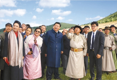 　　八月二十二日，國家主席習近平在蒙古國總統(tǒng)額勒貝格道爾吉陪同下前往烏蘭巴托市郊觀看那達慕。這是習近平和夫人彭麗媛同額勒貝格道爾吉夫婦觀看表演。新華社記者　鞠鵬攝