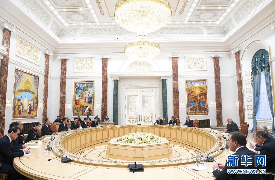 9月26日，應(yīng)邀訪問(wèn)白俄羅斯的國(guó)務(wù)院副總理張高麗在明斯克會(huì)見(jiàn)白俄羅斯總統(tǒng)盧卡申科。新華社記者王曄攝 