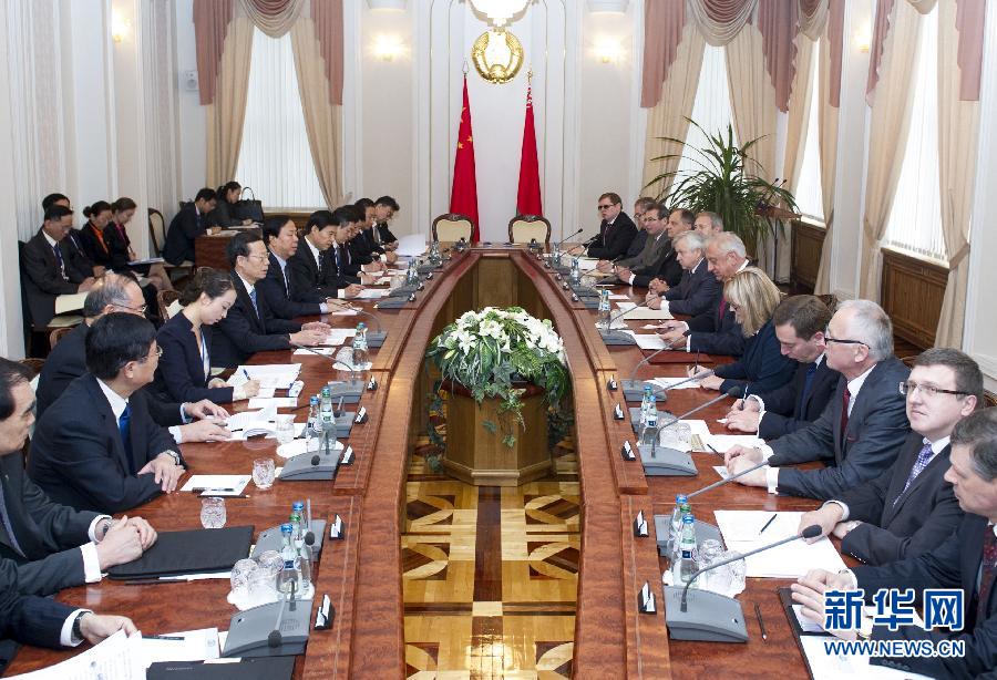  9月27日，應(yīng)邀訪問(wèn)白俄羅斯的國(guó)務(wù)院副總理張高麗在明斯克同白俄羅斯總理米亞斯尼科維奇舉行會(huì)談。 新華社記者王曄攝