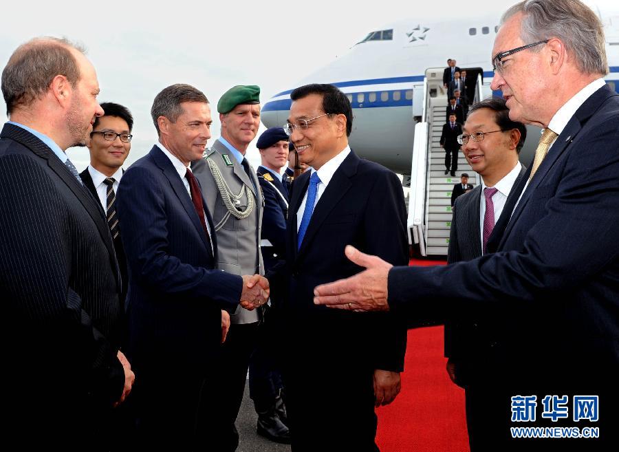 10月9日，國(guó)務(wù)院總理李克強(qiáng)抵達(dá)柏林開(kāi)始對(duì)德國(guó)進(jìn)行正式訪問(wèn)。德國(guó)政府高級(jí)官員到機(jī)場(chǎng)迎接。 新華社記者 饒愛(ài)民 攝