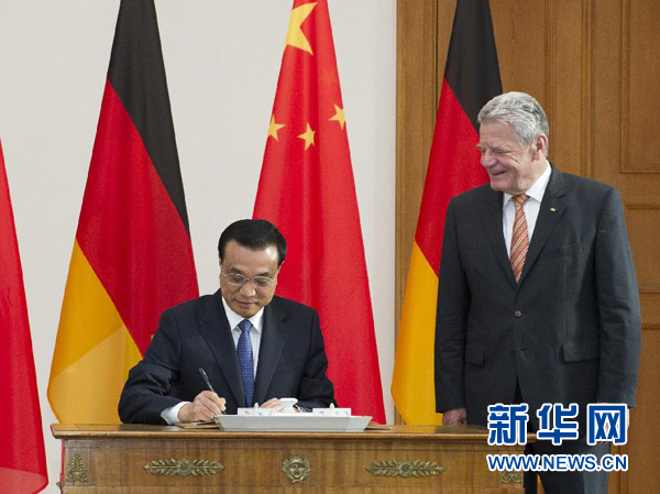 10月10日，國務(wù)院總理李克強(qiáng)在柏林會見德國總統(tǒng)高克。這是李克強(qiáng)總理在高克總統(tǒng)的陪同下在貴賓簿上簽字。 新華社記者 王曄 攝 