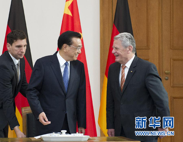 10月10日，國務(wù)院總理李克強(qiáng)在柏林會見德國總統(tǒng)高克。這是李克強(qiáng)總理與高克總統(tǒng)親切交談。 新華社記者 王曄 攝 