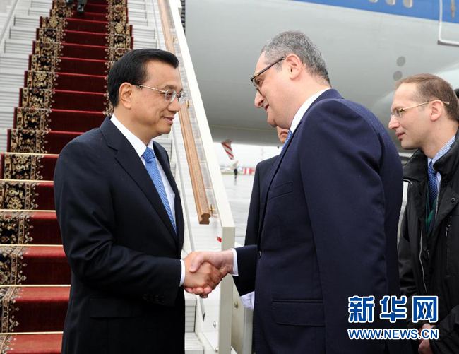 10月12日，中國(guó)國(guó)務(wù)院總理李克強(qiáng)乘專機(jī)抵達(dá)莫斯科，開始對(duì)俄羅斯進(jìn)行正式訪問并舉行中俄總理第十九次定期會(huì)晤。俄羅斯聯(lián)邦政府高級(jí)官員到機(jī)場(chǎng)迎接李克強(qiáng)總理。新華社記者 饒愛民 攝