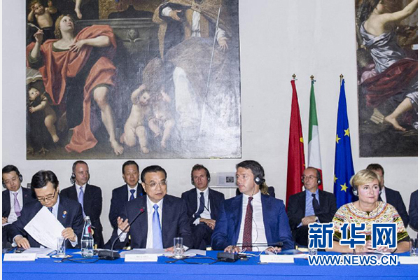 10月14日，中國國務(wù)院總理李克強(qiáng)在羅馬巴爾貝里尼宮與意大利總理倫齊共同會見中意企業(yè)家委員會委員及企業(yè)家代表并致辭。 新華社記者 王曄攝 