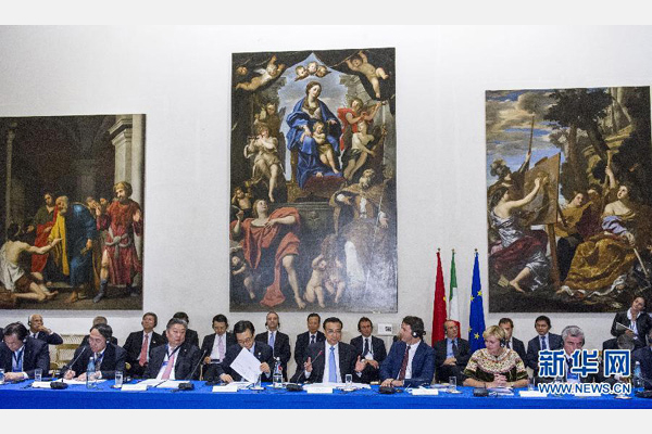 10月14日，中國國務(wù)院總理李克強(qiáng)在羅馬巴爾貝里尼宮與意大利總理倫齊共同會見中意企業(yè)家委員會委員及企業(yè)家代表并致辭。 新華社記者 王曄攝 