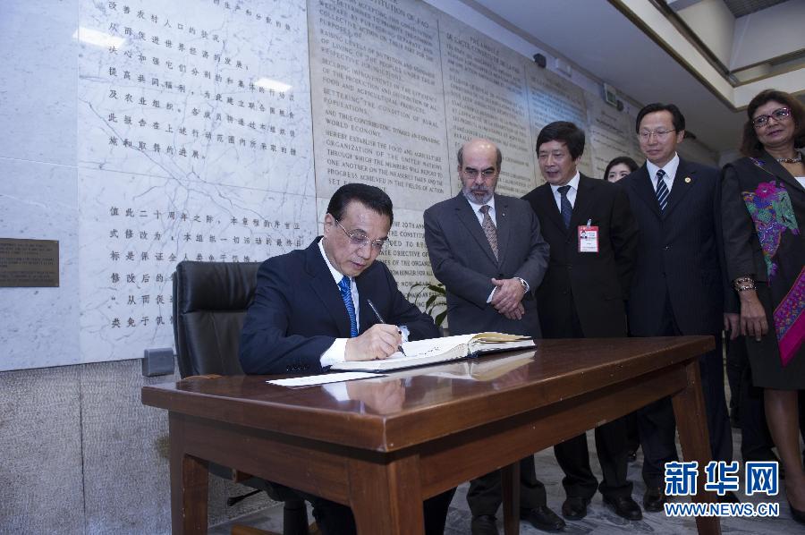 10月15日，中國國務(wù)院總理李克強在羅馬會見聯(lián)合國糧農(nóng)組織總干事格拉齊亞諾。這是李克強抵達后在貴賓簿上簽字。 新華社記者 王曄 攝