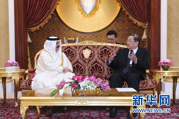 11月6日，正在巴林進(jìn)行正式友好訪問的全國政協(xié)主席俞正聲在麥納麥會見巴林國王哈馬德。 新華社記者 張鐸 攝