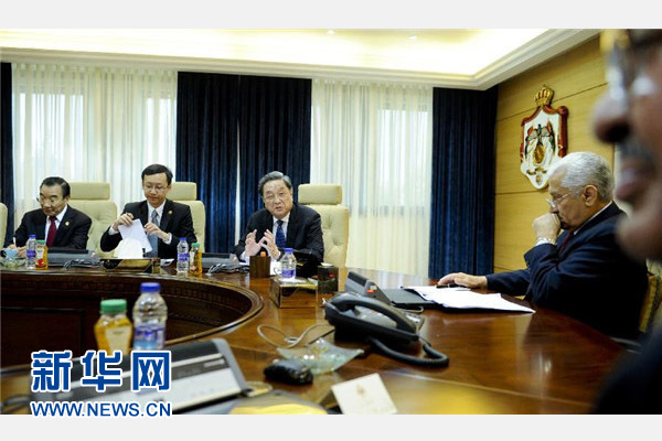 11月9日，正在約旦進行正式友好訪問的全國政協(xié)主席俞正聲在安曼會見約旦首相恩蘇爾。 新華社記者 張鐸 攝 