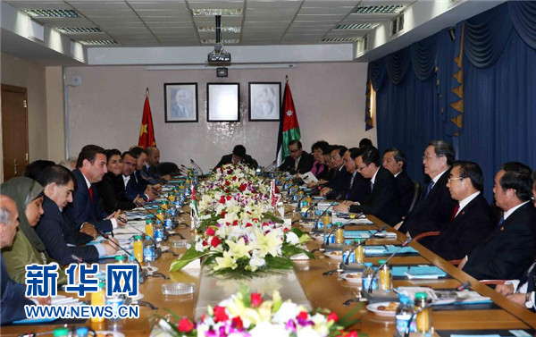  11月9日，正在約旦進行正式友好訪問的全國政協(xié)主席俞正聲在安曼會見約旦眾議院代議長薩法迪。 新華社記者 劉衛(wèi)兵 攝 