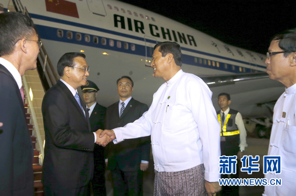 這是李克強在機場受到緬甸政府高級官員熱情迎接。新華社記者鞠鵬攝