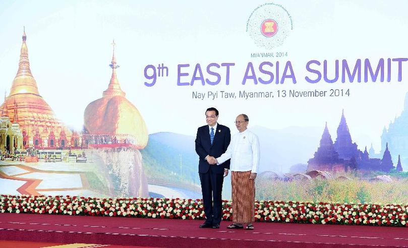 11月13日，中國(guó)國(guó)務(wù)院總理李克強(qiáng)在內(nèi)比都出席第九屆東亞峰會(huì)并發(fā)言。這是峰會(huì)開始前，東盟輪值主席國(guó)緬甸聯(lián)邦共和國(guó)總統(tǒng)吳登盛迎接李克強(qiáng)總理。新華社記者 李濤 攝 