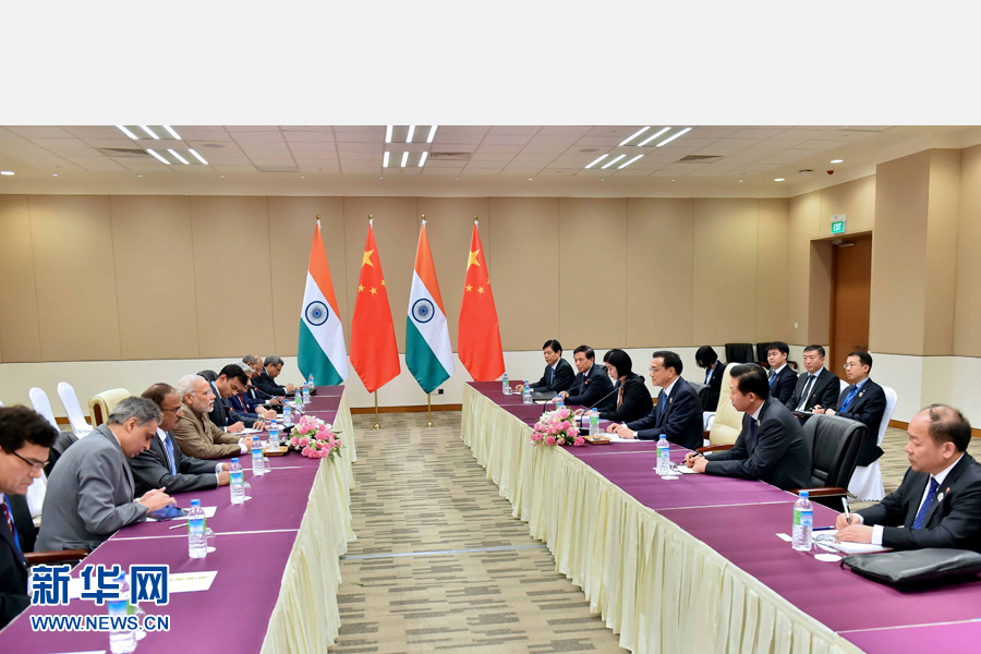 11月13日，中國國務(wù)院總理李克強在緬甸內(nèi)比都會見印度總理莫迪。 新華社記者 李濤 攝