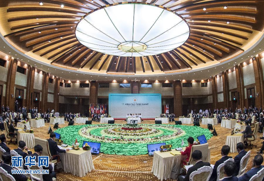 11月13日，中國國務(wù)院總理李克強(qiáng)在緬甸首都內(nèi)比都出席第17次東盟與中日韓（10+3）領(lǐng)導(dǎo)人會(huì)議。 新華社記者 王曄 攝