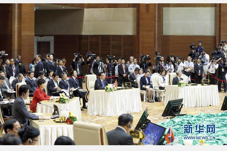 11月13日，中國國務(wù)院總理李克強(qiáng)在緬甸首都內(nèi)比都出席第17次東盟與中日韓（10+3）領(lǐng)導(dǎo)人會(huì)議。這是李克強(qiáng)在會(huì)議上講話。 新華社記者 鞠鵬 攝