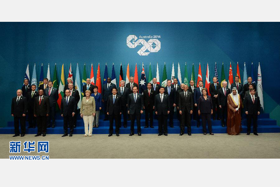 11月15日，二十國(guó)集團(tuán)領(lǐng)導(dǎo)人第九次峰會(huì)在澳大利亞布里斯班舉行。國(guó)家主席習(xí)近平出席會(huì)議并發(fā)表題為《推動(dòng)創(chuàng)新發(fā)展實(shí)現(xiàn)聯(lián)動(dòng)增長(zhǎng)》的重要講話。這是習(xí)近平主席同與會(huì)領(lǐng)導(dǎo)人合影。 新華社記者 馬占成 攝