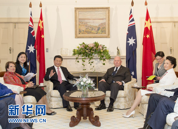 11月17日，中國國家主席習(xí)近平在堪培拉會見澳大利亞總督科斯格羅夫。會見前，科斯格羅夫在總督府草坪為習(xí)近平舉行隆重歡迎儀式。習(xí)近平和夫人彭麗媛抵達(dá)時，受到科斯格羅夫總督夫婦熱情迎接。新華社記者黃敬文 攝 
