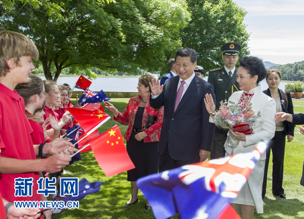 11月17日，中國國家主席習(xí)近平在堪培拉會見澳大利亞總督科斯格羅夫。會見前，科斯格羅夫在總督府草坪為習(xí)近平舉行隆重歡迎儀式。習(xí)近平和夫人彭麗媛抵達(dá)時，受到科斯格羅夫總督夫婦熱情迎接。新華社記者謝環(huán)馳 攝 