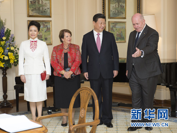 11月17日，中國國家主席習(xí)近平在堪培拉會見澳大利亞總督科斯格羅夫。會見前，科斯格羅夫在總督府草坪為習(xí)近平舉行隆重歡迎儀式。習(xí)近平和夫人彭麗媛抵達(dá)時，受到科斯格羅夫總督夫婦熱情迎接。新華社記者黃敬文 攝 