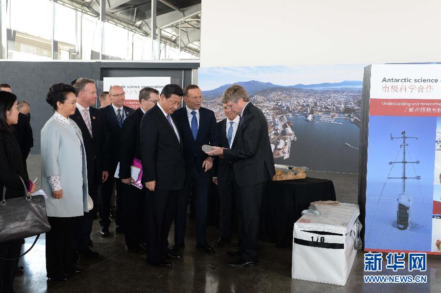這是習(xí)近平和阿博特觀看采集的冰樣。新華社記者 馬占成 攝 