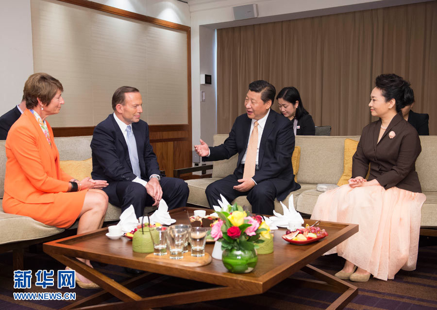 11月19日，國家主席習近平結束對澳大利亞的國事訪問。離開悉尼前，澳大利亞總理阿博特夫婦專門到習近平下榻飯店同習近平和夫人彭麗媛親切話別。新華社記者 黃敬文 攝