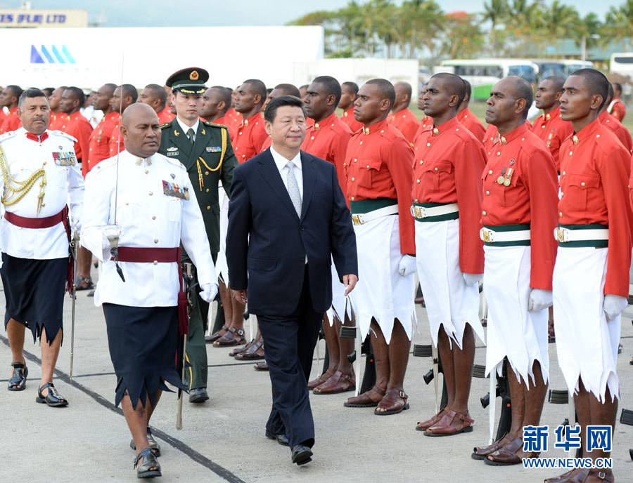11月21日，國(guó)家主席習(xí)近平抵達(dá)楠迪，開始對(duì)斐濟(jì)進(jìn)行國(guó)事訪問并將同太平洋建交島國(guó)領(lǐng)導(dǎo)人舉行會(huì)晤。這是習(xí)近平主席在機(jī)場(chǎng)出席斐濟(jì)總理姆拜尼馬拉馬舉行的隆重歡迎儀式。 新華社記者馬占成攝 