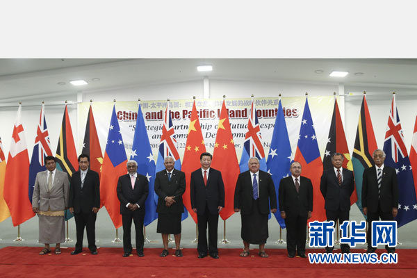 11月22日，國家主席習(xí)近平在楠迪同斐濟總理姆拜尼馬拉馬、密克羅尼西亞聯(lián)邦總統(tǒng)莫里、薩摩亞總理圖伊拉埃帕、巴布亞新幾內(nèi)亞總理奧尼爾、瓦努阿圖總理納圖曼、庫克群島總理普納、湯加首相圖伊瓦卡諾、紐?？偫硭忍窖髰u國領(lǐng)導(dǎo)人舉行集體會晤。姚大偉攝