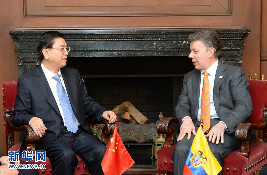 11月24日，正在哥倫比亞進(jìn)行正式友好訪問的全國(guó)人大常委會(huì)委員長(zhǎng)張德江在波哥大會(huì)見哥倫比亞總統(tǒng)桑托斯。 新華社記者 劉建生 攝