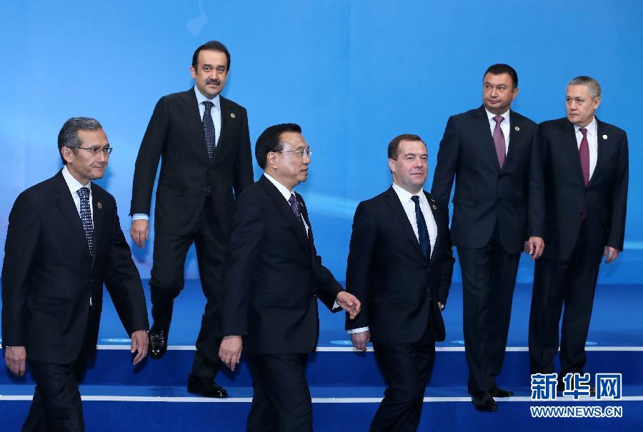 12月15日，中國(guó)國(guó)務(wù)院總理李克強(qiáng)在阿斯塔納出席上海合作組織成員國(guó)政府首腦理事會(huì)第十三次會(huì)議。這是與會(huì)領(lǐng)導(dǎo)人集體合影后走向會(huì)場(chǎng)。新華社記者 龐興雷 攝 