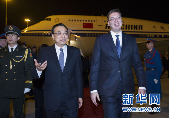 12月15日，國務(wù)院總理李克強抵達貝爾格萊德，出席中國－中東歐國家領(lǐng)導(dǎo)人會晤并正式訪問塞爾維亞，塞爾維亞總理武契奇到機場迎接。新華社記者 黃敬文 攝
