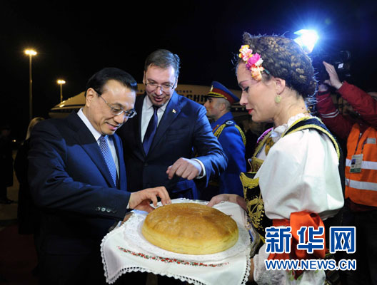 12月15日，國務(wù)院總理李克強抵達貝爾格萊德，出席中國－中東歐國家領(lǐng)導(dǎo)人會晤并正式訪問塞爾維亞，塞爾維亞總理武契奇到機場迎接。新華社記者 饒愛民 攝