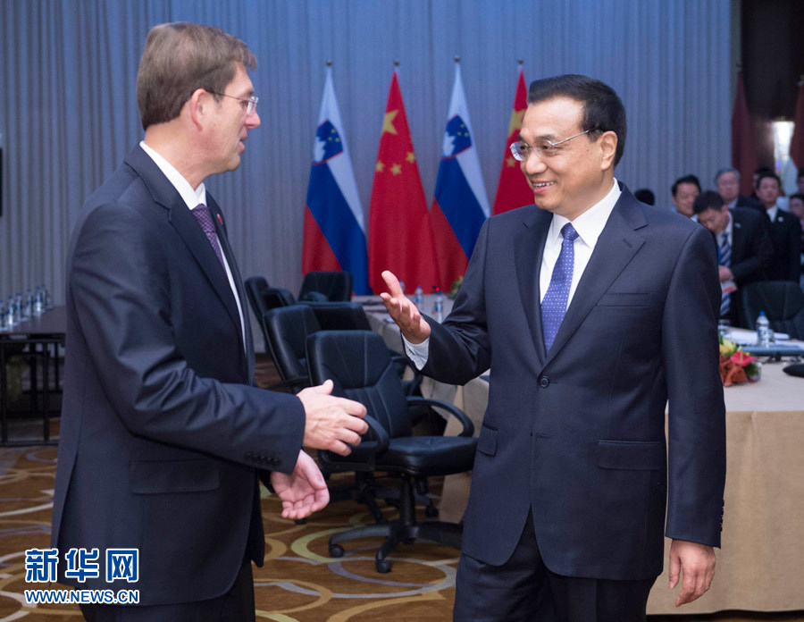 12月16日，中國國務(wù)院總理李克強在貝爾格萊德會見斯洛文尼亞總理采拉爾。 新華社記者黃敬文攝