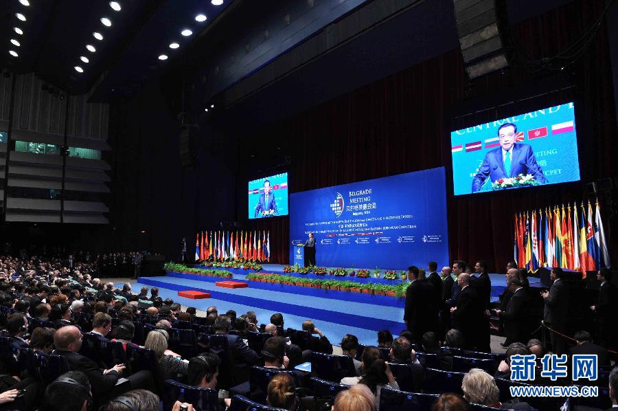 12月16日，國(guó)務(wù)院總理李克強(qiáng)在貝爾格萊德與中東歐國(guó)家領(lǐng)導(dǎo)人共同出席中國(guó)－中東歐國(guó)家第四屆經(jīng)貿(mào)論壇開幕式并致辭。 新華社記者 饒愛民攝 