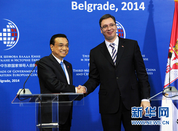 12月16日，國務(wù)院總理李克強(qiáng)在貝爾格萊德出席第三次中國-中東歐國家領(lǐng)導(dǎo)人會(huì)晤后，與塞爾維亞總理武契奇共同會(huì)見記者。 新華社記者饒愛民 攝
