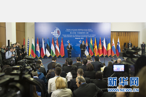 12月16日，國務(wù)院總理李克強(qiáng)在貝爾格萊德出席第三次中國-中東歐國家領(lǐng)導(dǎo)人會(huì)晤后，與塞爾維亞總理武契奇共同會(huì)見記者。 新華社記者黃敬文 攝