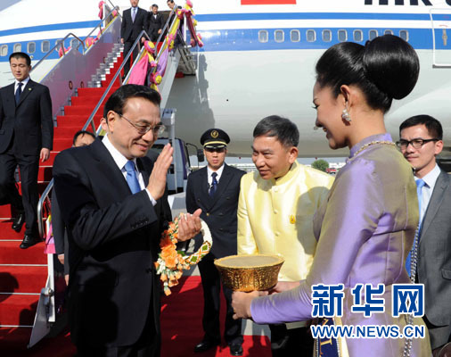 12月19日，中國國務院總理李克強抵達曼谷，出席大湄公河次區(qū)域經(jīng)濟合作領導人第五次會議。新華社記者饒愛民攝